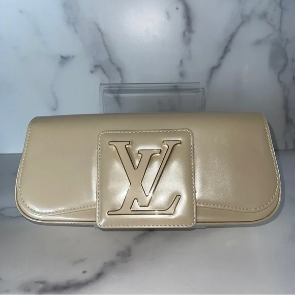 Louis Vuitton Blanc Corail Sobe Patent Leather Clutch - Picture 5 of 11